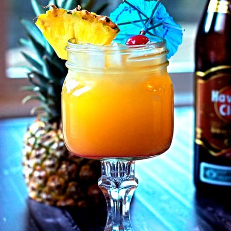 Mai Tai Mai Tai Recipe Pitcher, Mai Tai Punch, Mai Tai Drink Recipe, Mai Tai Drink, Hawaii Recipes, Mai Tai Recipe, Pom Wonderful, Pitcher Drinks, Kiwi Juice