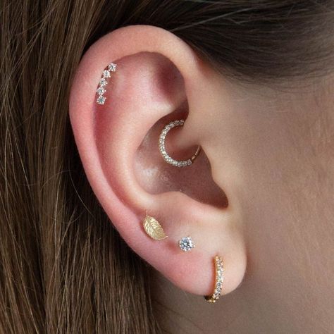 Ear Piercing Ideas Daith, Ear Piercings Unique, Piercing Stack, Daith Ear Piercing, Ear Styling, Daith Ring, Ear Stacks, Ear Piercing Ideas, Ear Piercings Chart