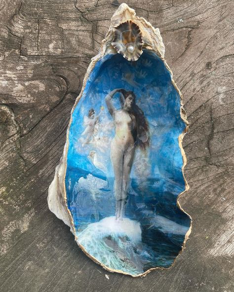 Unique #oyster shell with Birth of #venus available at my #etsyshop link in my bio 🐚 #shellartist #shellartwork #shells🐚 #etsy #handmade Venus Aphrodite, Shell Artwork, Key Logo, Birth Of Venus, Painted Background, Island Art, Paint Background, Gift For A Friend, Liquid Gold