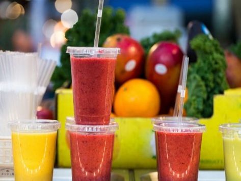 No pierdas la oportunidad de ganar dinero y ponte a hacer jugos para vender en garage y ganar mucho dinero. Juice Bar Design, Smoothie Bar, Just Pretend, Juice Bar, Popular Recipes, Chicken Breast Recipes, Bon Appetit, Cilantro, Juice