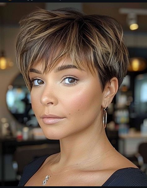 Fixing Short Hair, Pixie Hair Color, Pixie Haircuts For Women, Short Hair Highlights, Haircut 2024, Choppy Haircuts, Funky Short Hair, Short Silver Hair, Short Hair Images