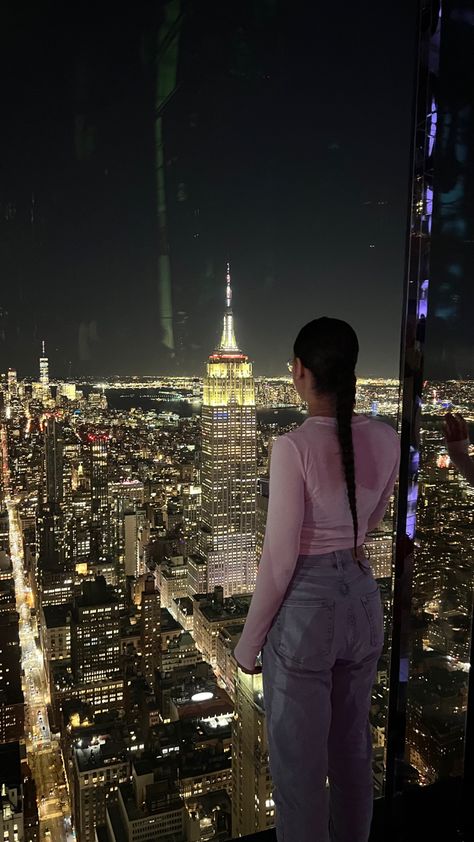 Trip Pictures Ideas, Pictures In City, New York Summit, New York Aesthetic Girl, New York In February, New York Picture Ideas, New York Ideas, Foto New York, Nyc Picture Ideas