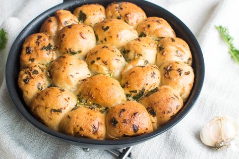 Skillet Garlic Dough Balls - Kays' Kitchen Doughball Recipes, Garlic Doughballs, Frozen Bread Dough Recipes, Make Garlic Bread, Bread Dough Recipe, Frozen Bread Dough, Food Bars, Tropical Food, Egg Free Recipes