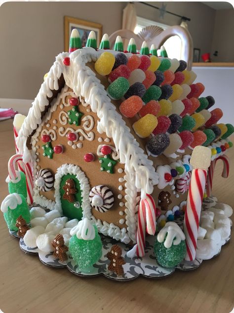 Genderbread House Ideas, Ginger Bread Houses Ideas Creative, Ginger Bread House Ideas Creative, Ginger Bread House Ideas Decorations, Gingerbread Cathedral, Gingerbread House Ideas Easy, Winter Room Decor Diy, Creative Gingerbread House Ideas, Candy Gingerbread House