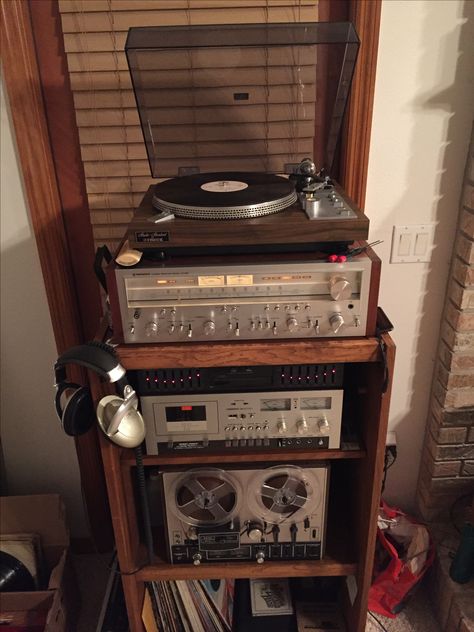 Room Decor Ideas Wood Furniture, Music Listening Room Vinyl Records, Records In Room, 70s Record Player, 1970s Aesthetic Home, Bedroom Ideas Retro, Vintage Record Player Cabinet, Stereo Room, 70s Apartment