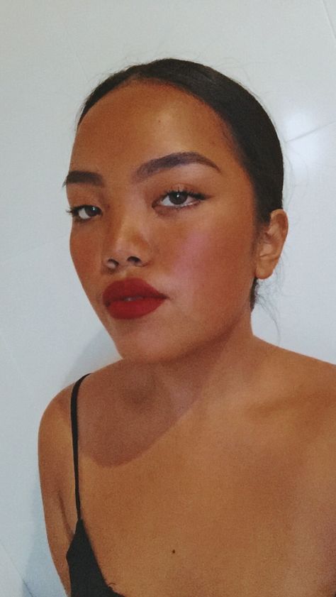 Natural makeup, bold red lips || Insta: @s.alyna #MakeupInspiration #NaturalMakeup #RedLips Natural Red Lips, Makeup Bold, Holiday Party Makeup, Red Lips Makeup Look, Natural Summer Makeup, Velvet Skin, Party Makeup Looks, Red Lipstick Makeup, Orange Blush