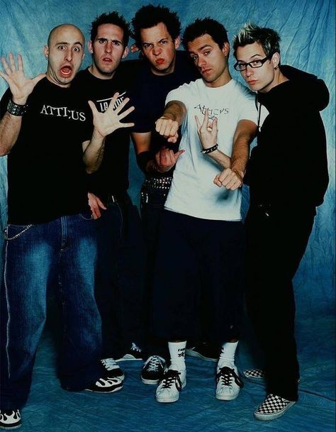 Punk Rock Guy Outfits, 2000s Streetwear Men, Nu Metal Fashion Men 2000s, Pop Punk Outfits Men, Punk Pop Aesthetic, 2000s Pop Punk Aesthetic, Iconic 2000s Outfits, Simple Plan Band, 2000s Punk Fashion