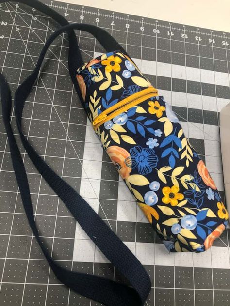 finished water bottle holder Insulated Water Bottle Holder Pattern, Cross Body Water Bottle Holder, Water Bottle Carrier Diy Free Pattern, Diy Water Bottle Cover, Bottle Bag Diy, Diy Water Bottle Holder, Lego Bag, Diy Water Bottle, Bottle Cozies