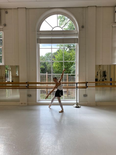 Ballet Room In House, Ballet Room Aesthetic, Ballet Room Ideas Bedrooms, Ballet Room, Ballerina Aesthetic, White Lodge, Royal Ballet School, Ballet Aesthetic, Ballet Studio