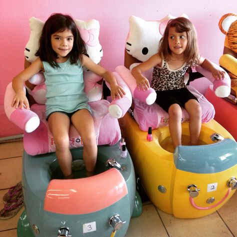 Hello kitty childrens spa chair. So adorable  manicure & pedicure #hellokitty Kids Barber Shop, Childrens Salon, Kids Barber, Kids Hair Salon, Kids Salon, Kids Spa, Spa Chair, Nail Salon Decor, Beauty Salon Interior