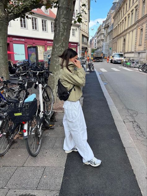 White Parachute Pants, Parachute Pants Outfit, Black Pants Outfit, White Pants Outfit, Pants Outfit Fall, Winter Pants Outfit, Fashion Bible, Fall Streetwear, Outfit Inspiration Fall