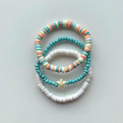 Beachy Bracelet Ideas Clay Beads, Beach Clay Bracelet Ideas, Basic Clay Bead Bracelet, Bracelet Ideas Summer Clay Beads, Coastal Clay Bead Bracelet, Beach Aesthetic Clay Bead Bracelets, White Clay Bracelets, Jewellery To Make, Summer Bracelet Stack Ideas