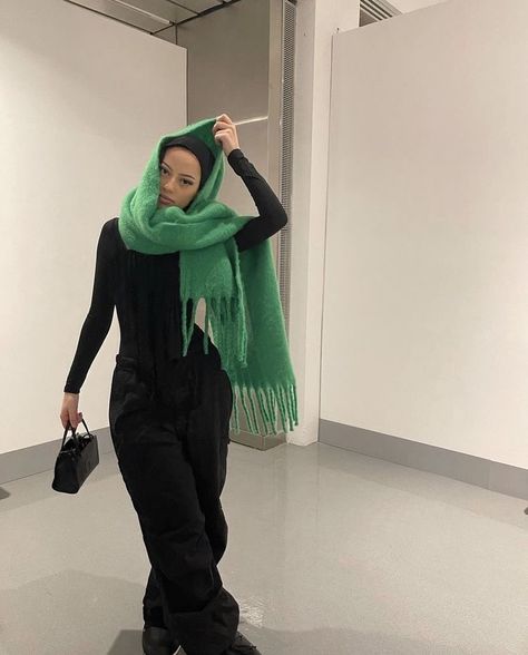 Coach Scarf Outfit, Green Scarf Outfit, Black Cargos, Hijabi Fits, Wanna Recreate, Trip Outfit, Hijabi Outfit, Mode Turban, Modesty Outfits