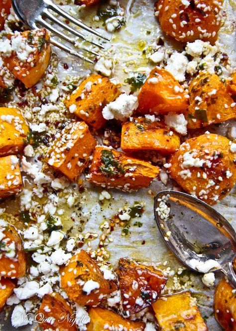 Roasted Pumpkin Feta And Honey, Feta Honey, Pumpkin And Feta, Feta Bake, Roasted Pumpkin Recipes, Roasted Pumpkin, Roast Pumpkin, God Mat, Vegetable Sides