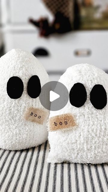 Cindy Long on Instagram: "I turned a pair of fuzzy socks into cute mini faux Sherpa ghost pillows! It's an easy, no-sew project with minimal supplies... my favorite kind 🖤👻  Happy Saturday BOO!  diy ghosts | sherpa pillow | halloween | spooky  #diyghosts #diyhalloween #halloweencraft #ghostpillow #diybeautify #cutenotcreepy #thecottagejournalmagazine #countrysampler" Halloween Diys To Sell, Fabric Ghosts Diy, Diy Ghost Pillow, Ghost Pillow Diy, Diy Halloween Pillow, Sherpa Ghost, Halloween Pillows Diy, Sherpa Pillow, Diy Ghost Decoration