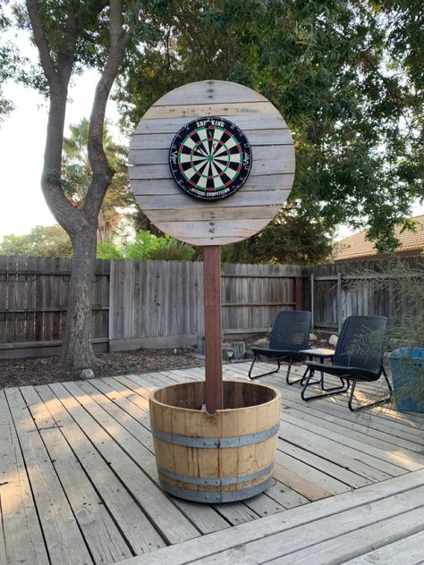 Outdoor Dart Board Stand, Wedding Dart Board, Outdoor Bar Games, Outside Dart Board Ideas, Diy Backboard, Outdoor Dart Board Ideas, Ring Toss Wedding, Darts Outdoor, Dart Board Ideas