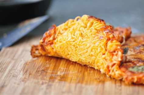 9 Instant Noodle Recipes To Become The Next MAMA Masterchef At Home Ramen Pizza, Mama Noodles, Instant Porridge, Pizza Shapes, Boiled Vegetables, Noodle Recipe, Instant Ramen, Dishes To Make, Vegetarian Main Dishes