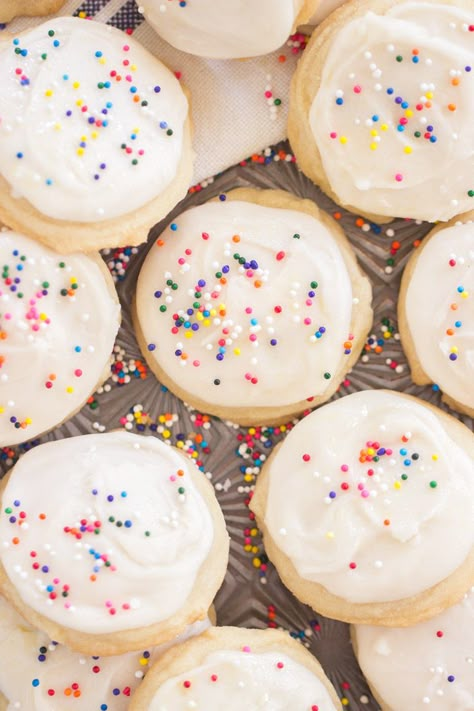 Iced Vanilla Amish Sugar Cookies recipe image thegoldlininggirl.com 5 Bakery Buttercream Frosting, Iced Sugar Cookie Recipe, Sugar Cookies Soft, Amish Cookies, Amish Sugar Cookies, Soft Sugar Cookie, Soft Sugar Cookie Recipe, Mennonite Recipes, Chocolate Shortbread