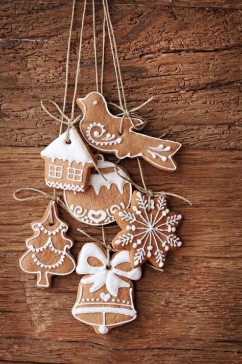 Gingerbread Christmas Ornaments, Glazed Cookies, Jul Diy, Cookie Decoration, Gingerbread Ornaments, Homemade Ornaments, Navidad Diy, Gingerbread Christmas, Christmas Goodies