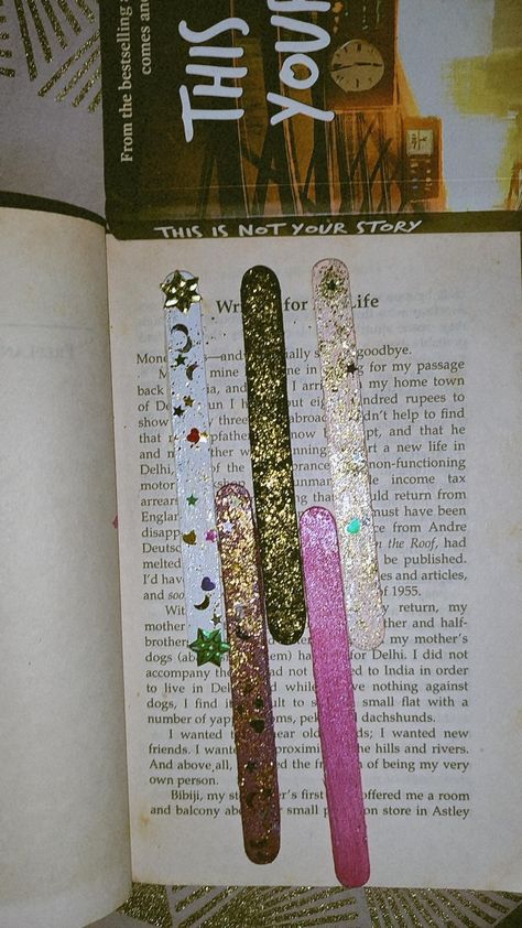 Book 📕marks Ice Cream Sticks, Handmade Bookmarks, Ice Cream Stick, Lollipop Sticks, Cute Bookmarks, Book Marks, How To Make Bookmarks, Bookmarks Handmade, Popsicle Sticks