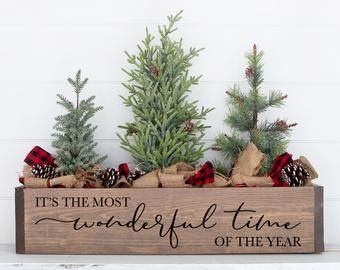 Diy Wooden Christmas Gift Boxes, Farmhouse Box Decor, Wooden Box Cricut Ideas, Christmas Decor Planter Boxes, Christmas Wooden Box Ideas, Diy Christmas Crate Ideas, Christmas Wooden Centerpieces, Wood Boxes Decoration, Christmas Centerpiece Box Ideas