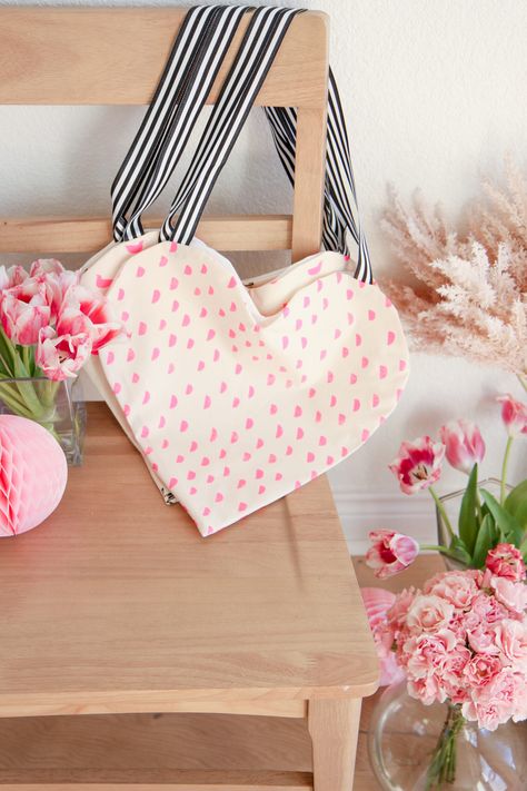 how to make heart-shaped totes (for Valentine’s stockings!) Valentines Day Bags, Heart Shaped Bag, Galentines Gifts, Heart Quilt Pattern, Diy Heart, Gift Bags Diy, Valentine Projects, Trendy Sewing, Fabric Heart