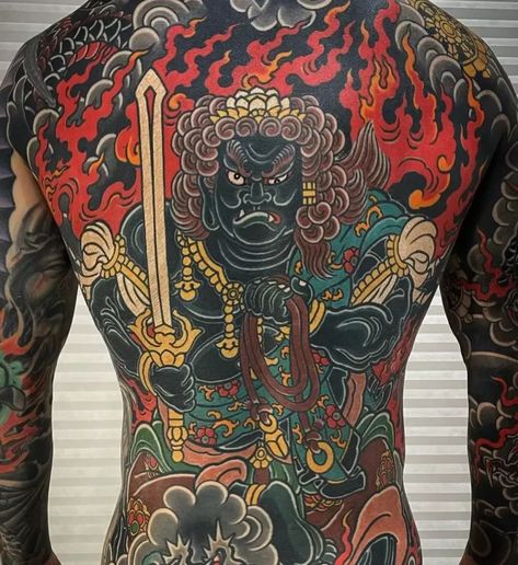 Colorful Back Tattoo, Tattoo Colors, Japanese Tattoo Artist, Japanese Back Tattoo, Traditional Japanese Tattoo Designs, Full Tattoo, Chrysanthemum Tattoo, Japan Tattoo Design, Fu Dog