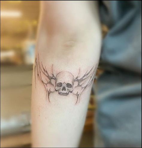 101 Best Small Skull Tattoo Ideas That Will Blow Your Mind! 41 Outsons Unique Skull Tattoo Ideas, Micro Skull Tattoo, Small Tattoos Skull, Small Dark Tattoo Ideas, Dainty Skull Tattoo, Tatoos Sleeves, Women Skull Tattoo Ideas, Little Skull Tattoo, Skull Wrist Tattoo