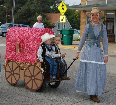 Kiddie parade on Saturday of the festival Kids Parade Floats, Wagon Floats, Mardi Gras Kid, Bike Parade, Mardi Gras Float, Christmas Parade Floats, Bicycle Diy, Pet Parade, Baby Float