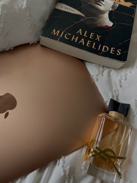 Rose Gold Laptop Aesthetic, Macbook Gold, Rose Gold Laptop, Rose Gold Macbook, Gold Laptop, Rose Gold Rooms, Apple Aesthetic, Rose Gold Aesthetic, Gold Aesthetic