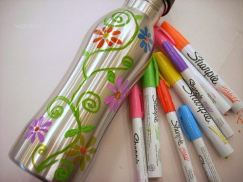 DIY Sharpie Crafts - Stainless Steel Bottle With Sharpie Paint - Cool and Easy Craft Projects and DIY Ideas Using Sharpies - Use Markers To Decorate and Design Home Decor, Cool Homemade Gifts, T-Shirts, Shoes and Wall Art. Creative Project Tutorials for Teens, Kids and Adults http://diyjoy.com/diy-sharpie-crafts Walkathon Ideas, Cheer Activities, Sharpie T Shirts, Diy Sharpie Crafts, Sharpie Projects, Diy Sharpie Mug, Sharpie Paint Pens, Sharpie Crafts, Pillows Decorative Diy