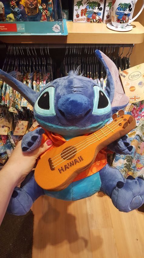 Grab A Souvenir In Hawaii From The Disney Store In Honolulu! Hawaii Gifts, Hawaii Suviners, Best Disney Souvenirs, Disneyland Souvenirs, Hawaii Souvenirs, Souvenirs From Hawaii, Disney Hawaii Aulani, Disney Merchandise Souvenirs, Disney Hawaii