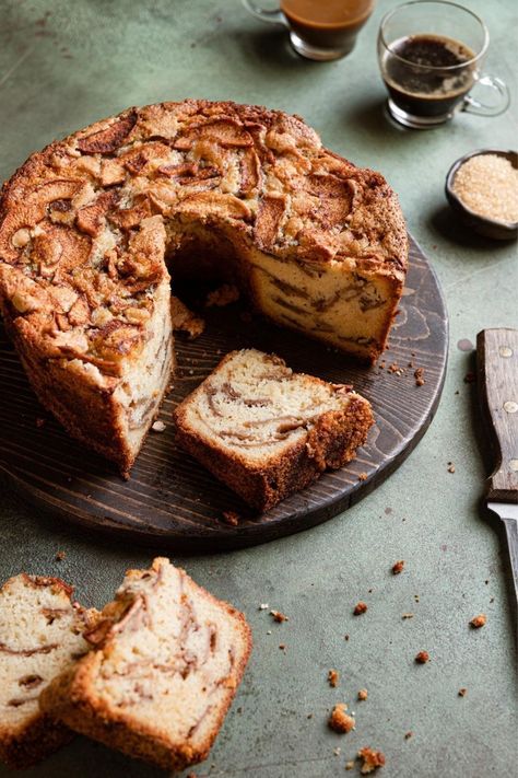 This delicious apple cake has the most beautiful and unique interior and it is also soft, tender, and super flavorful. Loaded with fresh apples and cinnamon. |#applecake #applecakerecipe #jewishapplecake #jewishcake #parverecipe #nondairycake #appledessert #applerecipe #homemadeapplecake #applecinnamoncake #apples #poundcakerecipe| Jewish Bakery, Best Apple Cake, Jewish Apple Cake, Jewish Foods, Cake Apple, Dessert Photography, Autumn Recipes, Apple Cake Recipes, Rosh Hashana