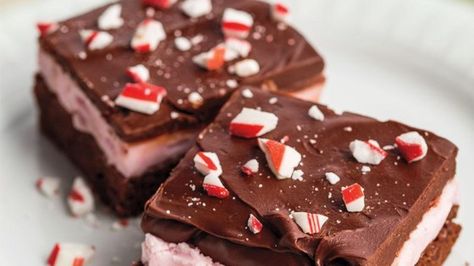 An extravagant dessert of a fudgy brownie layered with peppermint frosting and a rich chocolate glaze. You'll want to include this in a holiday dessert tray or package for a cookie exchange or gift basket. Peppermint Bars, Peppermint Brownies Recipe, Peppermint Dessert, Christmas Cookie Bars, Peppermint Extract, Peppermint Brownies, Xmas Food, Chocolate Baking, Candy Canes