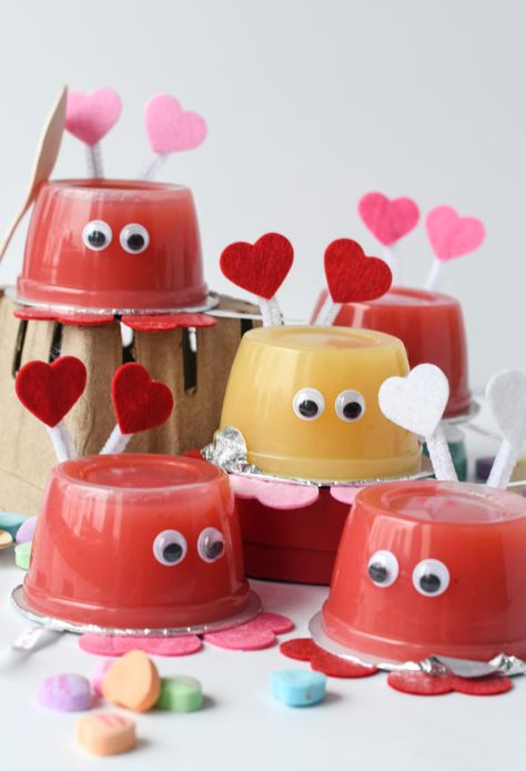 Pack your kid's lunchbox with a specially made Love Bug Applesauce cup with it's own little message this Valentine's Day. It's the perfect way to say "I love you" to your favorite kiddo. #valentinesdaycrafts #valentines #funforkids #lunchbox Applesauce Valentines, Kids Valentine Party, Valentines Diy Kids, Saint Valentin Diy, Valentines Snacks, Healthy Valentines, Easy Valentine Crafts, Valentine Gifts For Kids, Valentine's Day Crafts For Kids