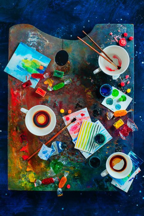 A bright artistic themed flat lay still life with a painters palette covered with paint, cups, paintbrushes and other art materials Flat Lay Photography Ideas, Painter Photography, Flat Lay Inspiration, Still Life Artists, Christmas Paintings On Canvas, Paint Photography, Easy Canvas Painting, Artist Aesthetic, Flat Lay Photography