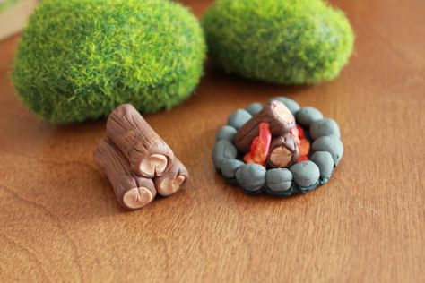 Miniature polymer clay fire by Gnome Woods Miniature Clay Animals, Fairy Garden Clay Ideas, Clay Campfire, Polymer Clay Fairy Garden Accessories, Garden Campfire, Clay Terrarium, Polymer Clay Fairy Garden, Clay Fairy Garden, Clay Fire Pit