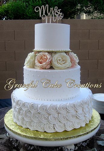 Butter Cream Wedding Cake, Ombre Rosette Cake, Cream Wedding Cake, Lavender Wedding Colors, Wedding Table Centerpieces Diy, Wedding Cake Simple Elegant, Nice Cakes, Cream Wedding Cakes, Wedding Fairytale