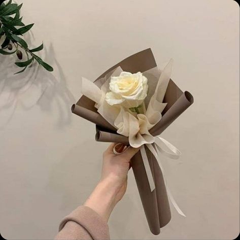 Small Single Flower Bouquet, Single Flowers Bouquet, Boquetes Of Flowers Gift Handmade, Small Bouquet Of Flowers Aesthetic, Single Flower Bouquet Gift, Single Rose Wrapping, Single Bouquet Wrap, One Rose Bouquet Wrap, Single Rose Bouquet Wrapped