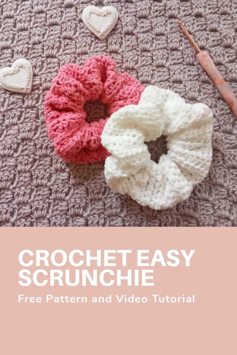 Crochet this beautiful and easy crochet scrunchie. The free pattern and video tutorial can be found on my blog and YouTube channel (Selina Veronique Crochet). This simple crochet scrunchie project is quick and easy, perfect for beginners. #scrunchie #crochetscrunchie #diyscrunchie #easycrochet #beginnercrochet #scrunchie Scrunchie Pattern, Small Crochet Gifts, Crochet Project Free, Crochet Hairband, Crochet Scrunchie, Quick Crochet Projects, Crochet Easy, Crochet Bows, Crochet Headband Pattern