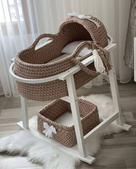 Baby Sleeping Basket, Baby Carrying, Baby Moses Basket, Baby Room Inspiration, Diy Bag Designs, Baby Necessities, Baby Room Design, Baby Bassinet