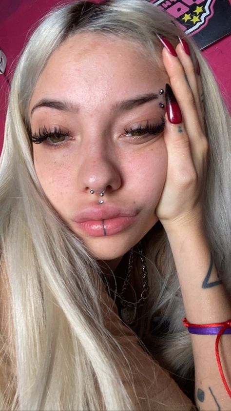 Grunge Piercings Face, Piercing Aesthetic Face, Aesthetic Piercings Face, Pretty Septum Piercing, Facial Piercings Aesthetic, Face Piercings Aesthetic, Piercing Inspo Face, Girl With Piercings, Septum Piercing Aesthetic