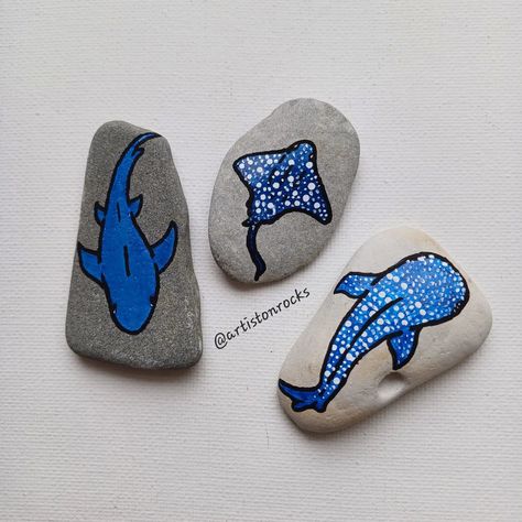 A shark, a stingray and a whale shark met at a bar... And I don't know what happened next🤔😂 . These rocks (and a LOT more) will be for sale at a yard sale this sunday and next saturday. Both events take place in Denmark, Svendborg - DM me for more info!☺️ . If you want a specific rock but don't live in Denmark - don't worry!🫶 Some are for sale on my Etsy (link in bio) If you have a specific one in mind, DM me and I'll reserve it for you🫶 . . If you read this far - congratulations!!🎉 Here's a... Things To Paint On A Rock, Rock Painting Inspiration, Ocean Rock Painting, Rock Painting Aesthetic, What To Paint On Rocks, Paint Rocks Ideas, Drawing On Rocks, Rock Painting Ideas Aesthetic, Things To Paint On Rocks