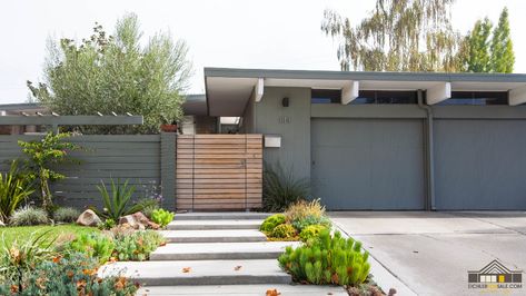 Eichler Fence Ideas | Mid-Century Modern Fences | Fence Pictures Mid Century Modern Gate, Ranch Landscaping Ideas, Mid Century Modern Fence, Modern Front Porch Ideas, Modern Front Porches, Tor Design, Backyard Gates, Wood Fence Design, Home Gate Design