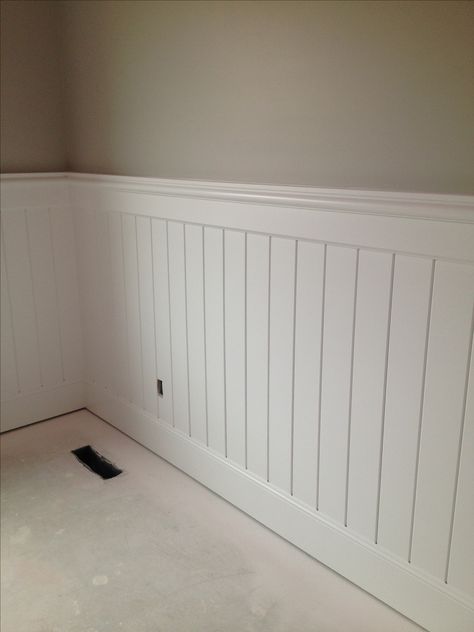 Small Office Wallpaper, Wall Batten Ideas, Kitchen Partition Design, Lambriseringen Gang, Kitchen Partition, Stair Paneling, Painted Wainscoting, Beadboard Wainscoting, Wainscoting Styles