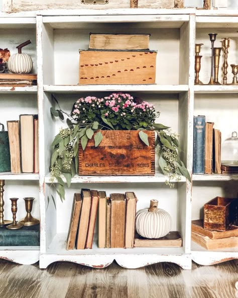 Early Fall Decor, Fall Decor Ideas For Apartments, Fall Decor Living Room Cozy, Vintage Farmhouse Bathroom, Old Bookcase, Styling Shelves, Vintage Farmhouse Style, Bookcase Decor, Fall Decor Inspiration