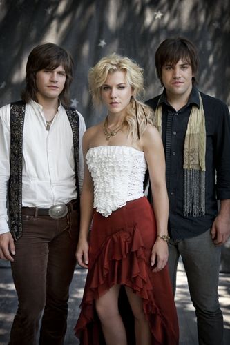 Country music trio and siblings The Band Perry have ties to the Mobile Bay area. Band Perry, The Band Perry, Country Bands, Between Two Worlds, O2 Arena, Country Music Lyrics, Shania Twain, Country Music Artists, Country Music Stars