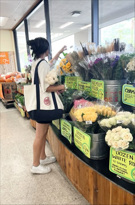 Trader Joe’s Instagram Pictures, Trader Joes Aesthetic Outfit, Trader Joes Photoshoot, Trader Joe's Aesthetic, Trader Joes Tote Bags, Trader Joes Aesthetic, Tote Bag Outfit, Shopping Pictures, Shopping Aesthetic