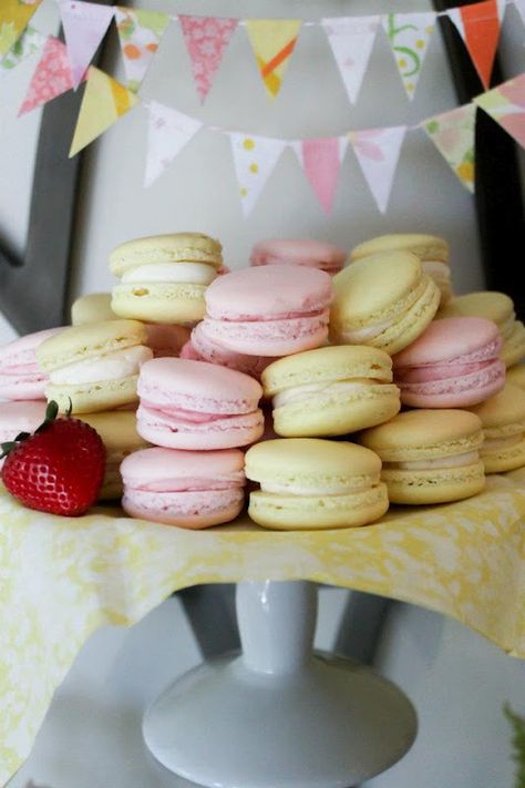 Pink and yellow macarons Quick Food Ideas, Yellow Desserts, Yellow Birthday Parties, Pink Birthday Decorations, Pink Macarons, Pink And Gold Birthday Party, Pink Lemonade Party, Sweet Sixteen Birthday Party Ideas, Quick Food