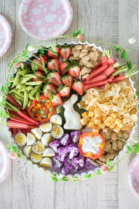 How to create a Healthy Easter Toddler Snack Board to put out for the littlest family members at your Easter table. #easter #appetizer #snackboard #healthy #cheeseboard Easter Treats To Make, Healthy Easter Snacks, Healthy Easter Treats, Easter Snack, Easter Sunday Brunch, Easter Toddler, Toddler Snack, Treats To Make, Healthy Easter